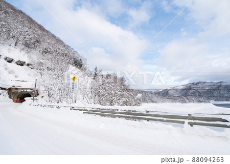 【御母衣湖】雪景色のトンネル 【御母衣湖】雪景色のトンネル 88094263