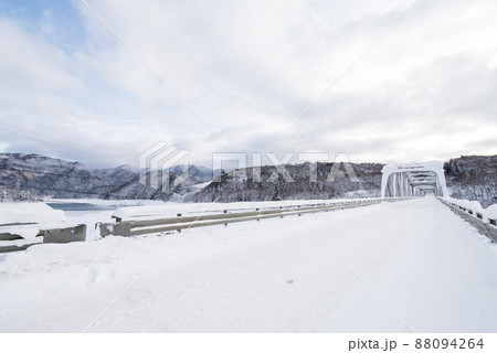【御母衣湖】雪景色の岩瀬橋 88094264