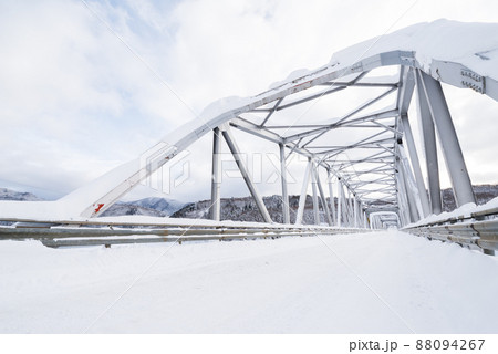 【御母衣湖】雪景色の岩瀬橋 【御母衣湖】雪景色の岩瀬橋 88094267