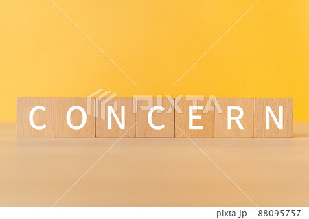「CONCERN」と書かれた積み木 88095757