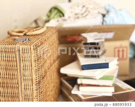 断捨離中のバスケットとカセットテープなど 88095933