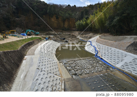 工事現場風景　護岸ブロックで河川改修 88095980