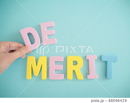 デメリットDEMERITの単語と指 88096429