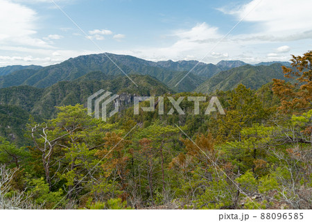 宇連山と上臈岩を眺める 88096585