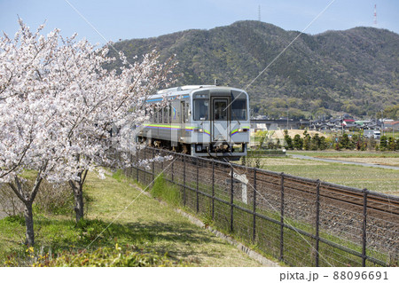 田舎街を走る電車 88096691