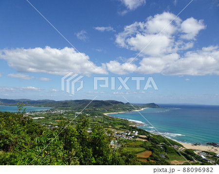 奄美大島二つの海が見える丘 88096982