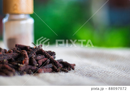 乾燥ヒハツと粉末が入った瓶。イメージ素材 88097072