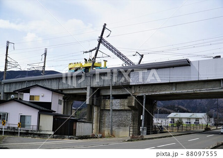 白石蔵王駅付近の傾いた電柱　新幹線　福島県沖地震被害22年3月16日 88097555
