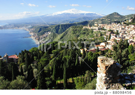 イタリア、シチリア島、タオルミーナ、エトナ山、イオニア海 88098456