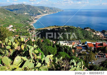 イタリア、シチリア島、タオルミーナ、イオニア海 88098457