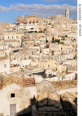 イタリア、マテーラ、洞窟住居「サッシ」が斜面に並ぶ旧市街 88098478