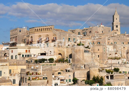 イタリア、マテーラ、ドゥオモ、洞窟住居「サッシ」が斜面に並ぶ旧市街 88098479