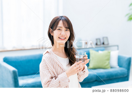 ミネラルウォーター飲む若い女性 88098600