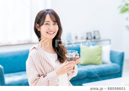 ミネラルウォーター飲む若い女性 88098601