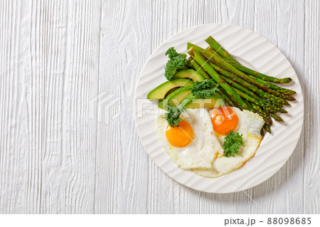 roast asparagus, ripe avocado and fried eggs 88098685