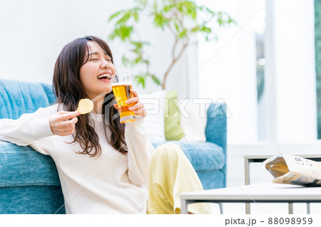 リビングでくつろぐ若い女性 リビングでくつろぐ若い女性 88098959