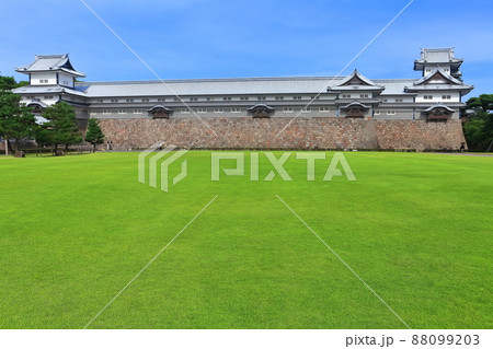 【石川県】晴天下の金沢城　五十間長屋 88099203