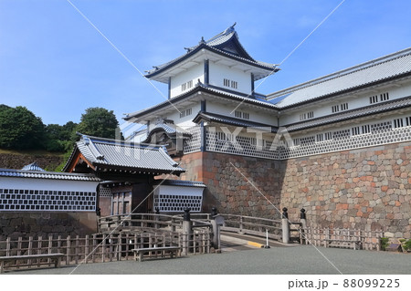【石川県】晴天下の金沢城 橋爪門続櫓 【石川県】晴天下の金沢城 橋爪門続櫓 88099225