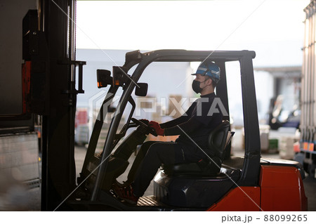 フォークリフトに乗る男性 88099265