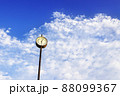 晴れた青い空と雲と時計 88099367