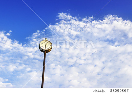 晴れた青い空と雲と時計 88099367