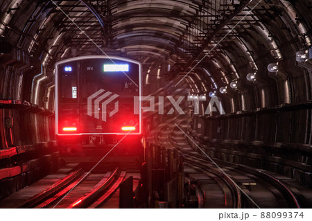 地下鉄線内を走行する305系電車（JR九州） 88099374