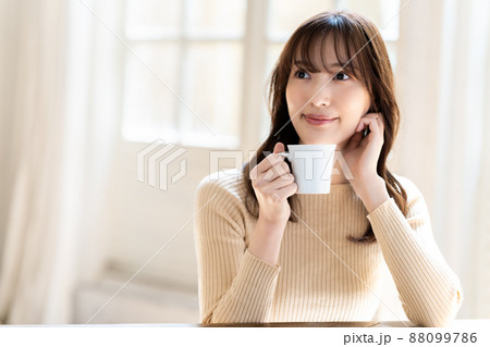 コーヒーでくつろぐ女性 88099786