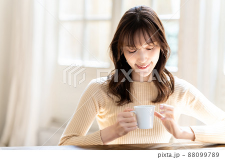 コーヒーでくつろぐ女性 コーヒーでくつろぐ女性 88099789
