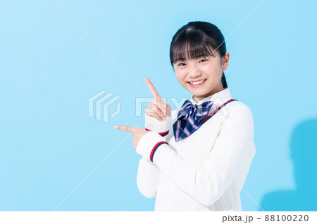 ブルーバックの中学生の女の子 88100220