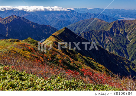 越後駒ヶ岳稜線から見る紅葉のグシガハナ 越後駒ヶ岳稜線から見る紅葉のグシガハナ 88100384