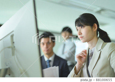 オフィスで働く人 88100655