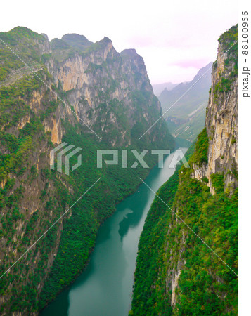 中国貴州省・アジア一のつり橋から眺める北盤江大峡谷 88100956