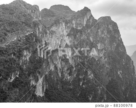 中国貴州省・アジア一のつり橋から眺める北盤江大峡谷 中国貴州省・アジア一のつり橋から眺める北盤江大峡谷 88100978