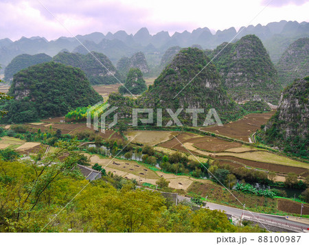 中国貴州省・万峰林の絶景 中国貴州省・万峰林の絶景 88100987