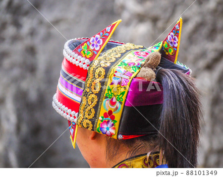 中国雲南省・世界遺産石林で暮らすサニ族独身女性の帽子 88101349