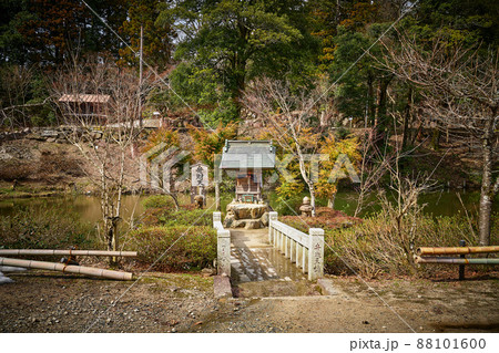 京都府宮津市　成相寺の弁財天堂 88101600