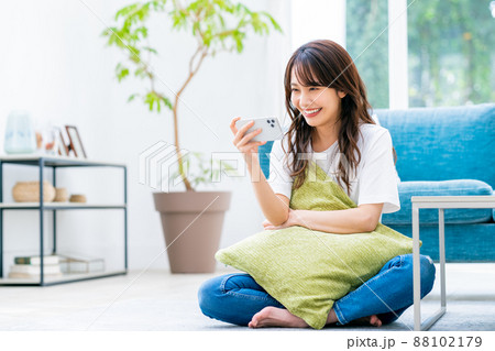 スマホで動画を見る若い女性 スマホで動画を見る若い女性 88102179