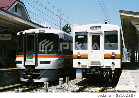天竜峡駅で並ぶ373系の特急伊那路号と119系電車 88102387