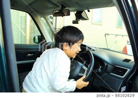 車で遊ぶ男の子 5歳 車で遊ぶ男の子 5歳 88102629