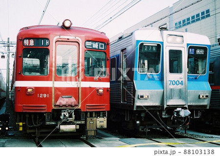 車両基地で並ぶ京浜急行電鉄1000形と北総鉄道7000形 88103138