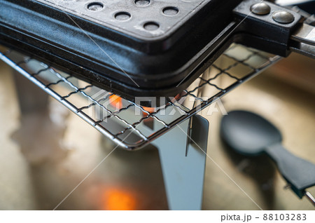 アウトドアで使うホットサンドメーカー 88103283