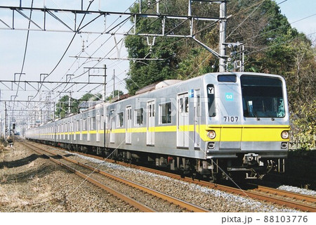 関東平野をゆく東京メトロ有楽町線の7000系 88103776