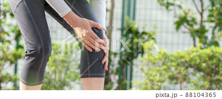 膝の痛みに悩む女性 ひざ関節 膝の痛みに悩む女性 ひざ関節 88104365
