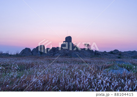 華城市 夜明け 草原 88104415