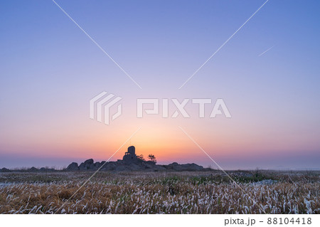 華城市 夜明け 草原 88104418