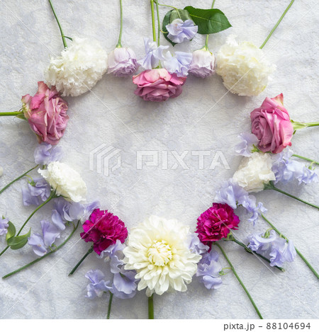 花で作ったハートのフレーム 88104694