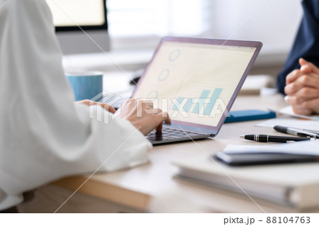 ビジネス　ミーティング　チーム　手元 88104763