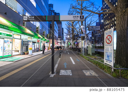 日本の川崎都市景観 川崎駅前の自転車レーンと歩行者レーン 88105475