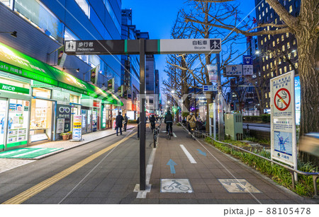 日本の川崎都市景観 川崎駅前の自転車レーンと歩行者レーン 日本の川崎都市景観 川崎駅前の自転車レーンと歩行者レーン 88105478