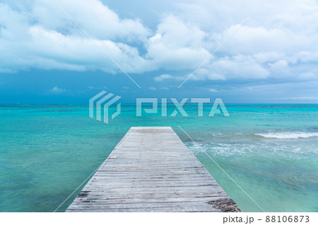 Caribbean wooden pier with turquoise aqua sea 88106873